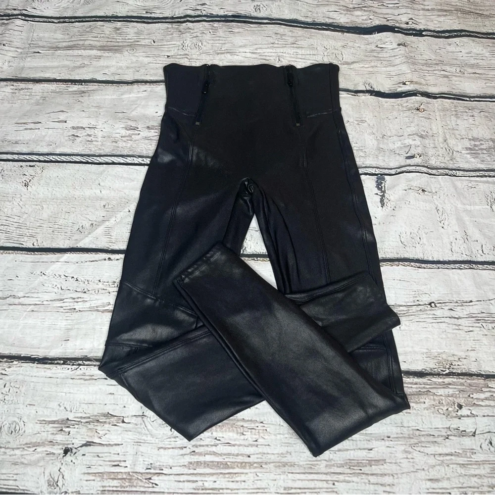 Spanx Hip Zip Faux Leather Leggings Size S - Picture 5 of 6